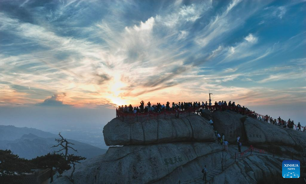 Potret Pengunjung Di Gunung Huashan Di Shaanxi