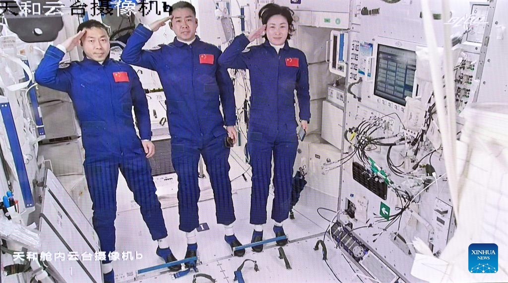 Astronot China Terima Ribuan Surat Warga-Image-1
