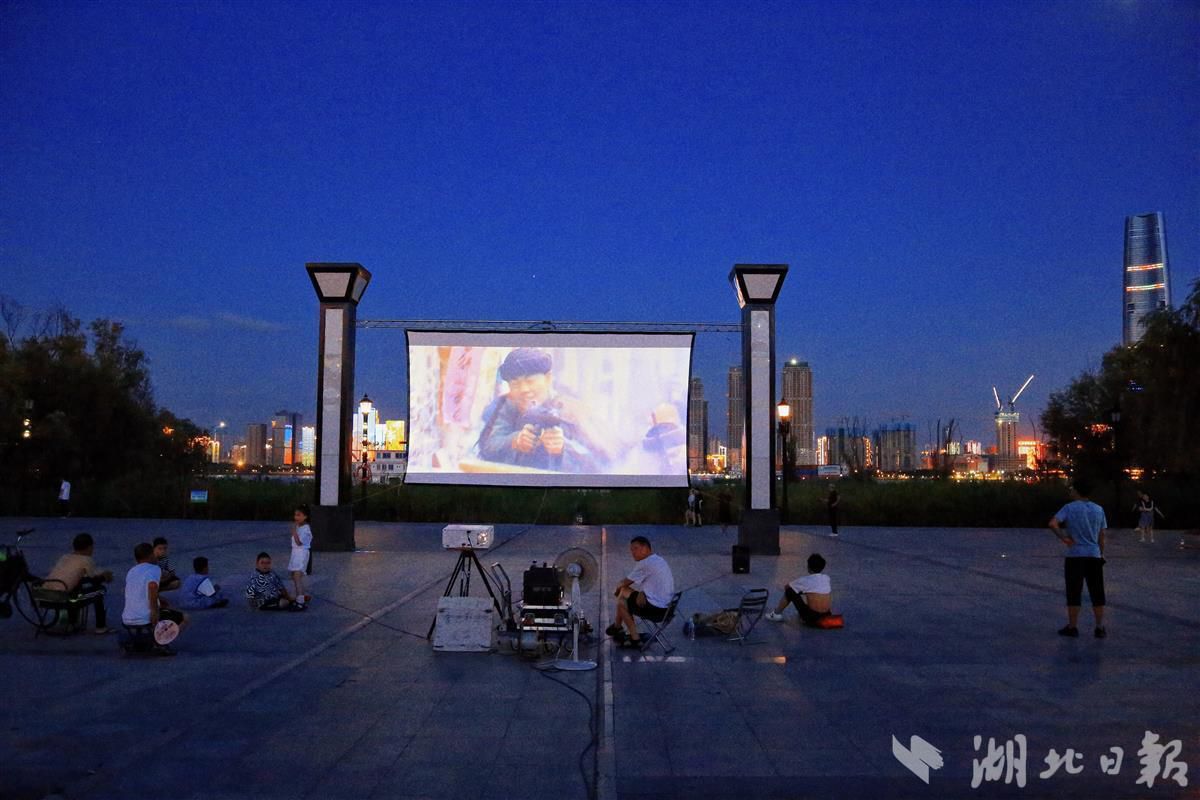 POTRET: Keseruan Warga di Wuhan Nonton Film Outdoor Gratis-Image-1