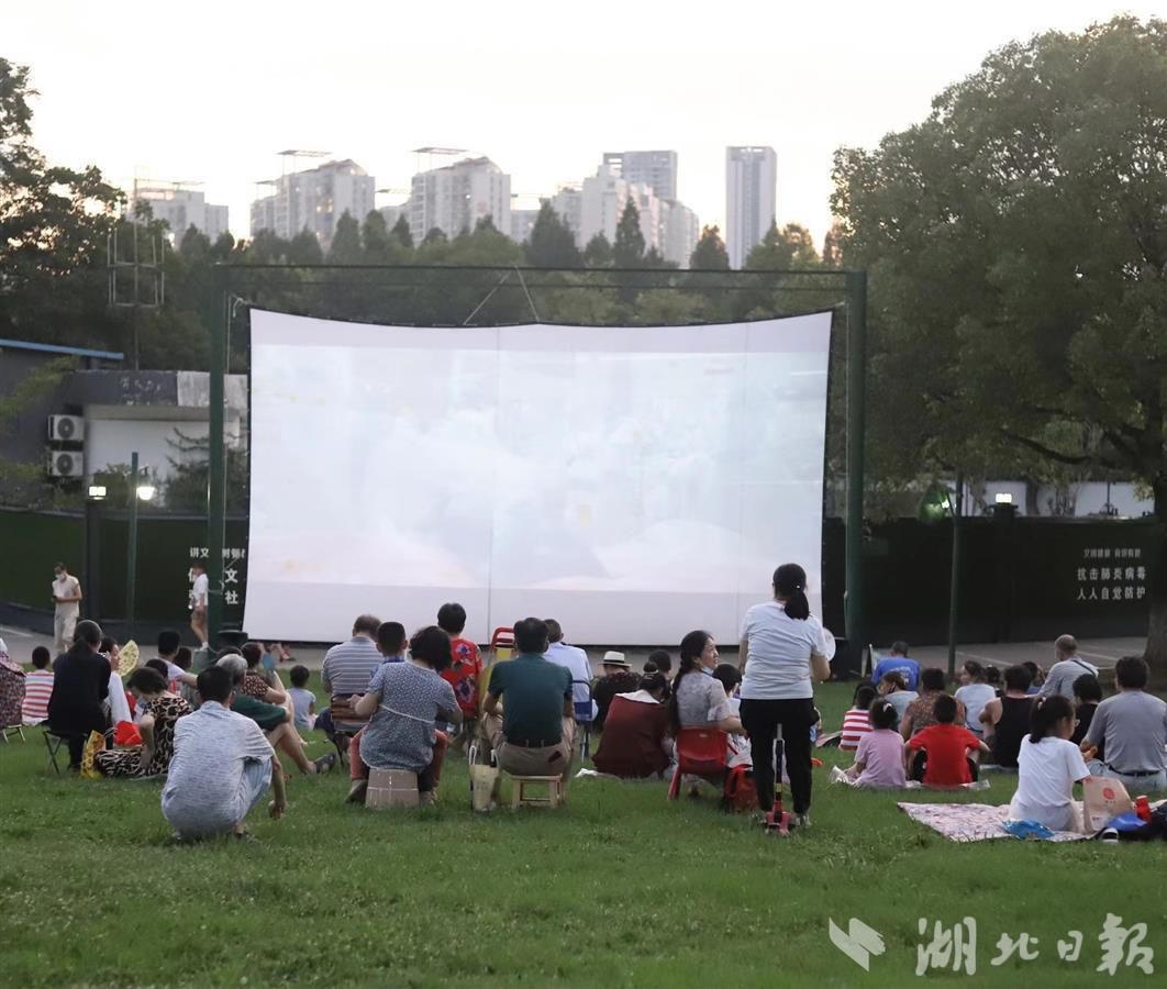 POTRET: Keseruan Warga di Wuhan Nonton Film Outdoor Gratis-Image-2