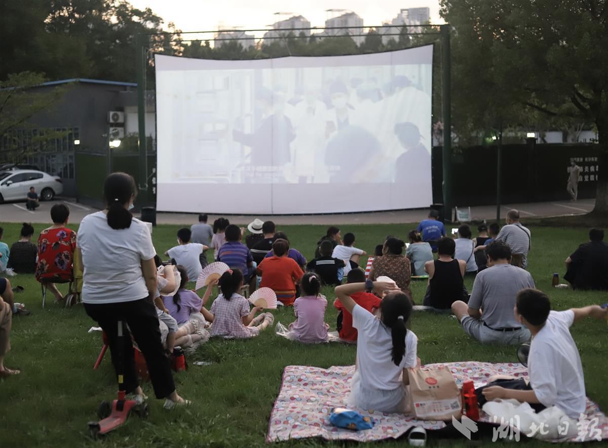 POTRET: Keseruan Warga di Wuhan Nonton Film Outdoor Gratis-Image-3