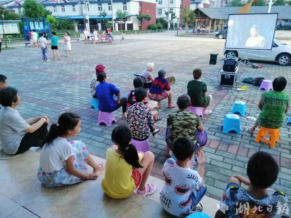 POTRET: Keseruan Warga di Wuhan Nonton Film Outdoor Gratis-Image-4