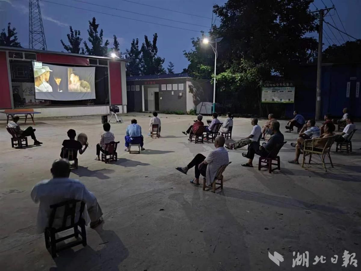 POTRET: Keseruan Warga di Wuhan Nonton Film Outdoor Gratis-Image-5