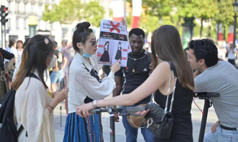 Dior Jiplak Rok Hanfu, Diprotes Pelajar China di Paris-Image-1