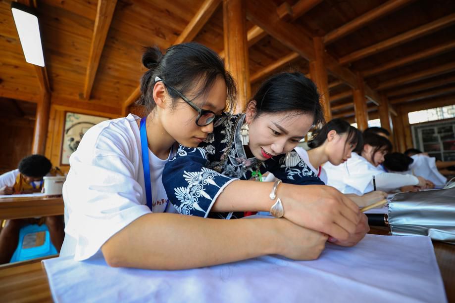 Pelajar Asing Nonton Seni Batik di Guizhou-Image-3