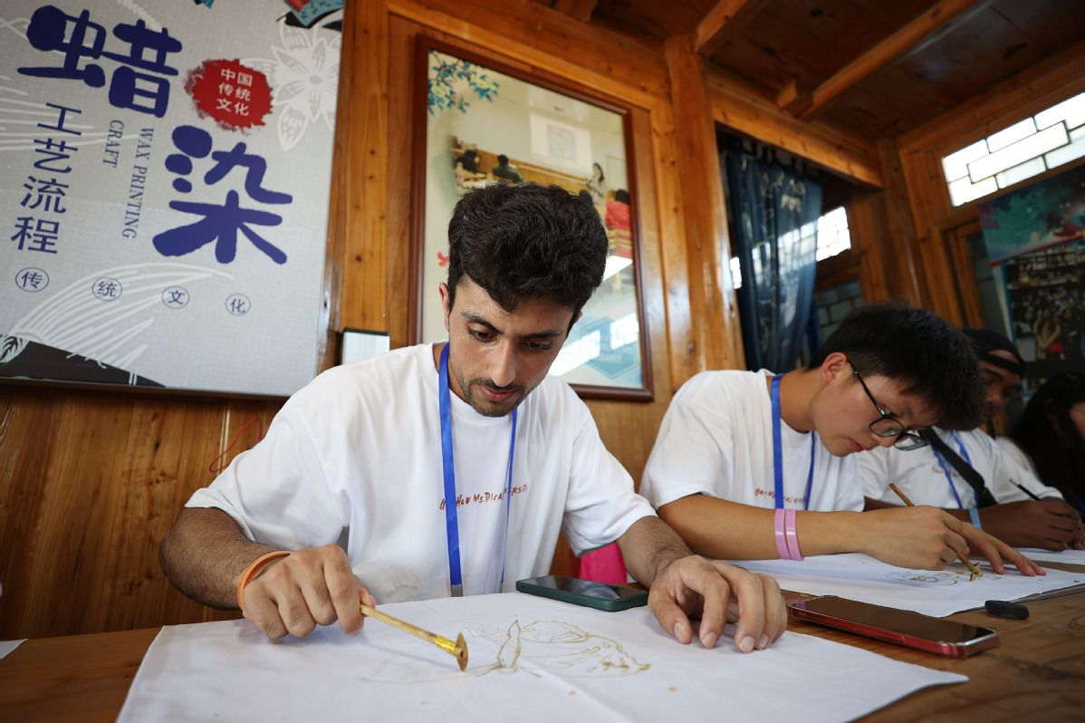 Pelajar Asing Nonton Seni Batik di Guizhou-Image-4