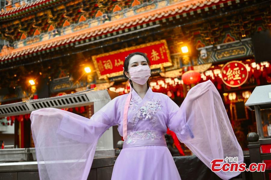 POTRET: Warga Rayakan Qixi di Hong Kong-Image-3