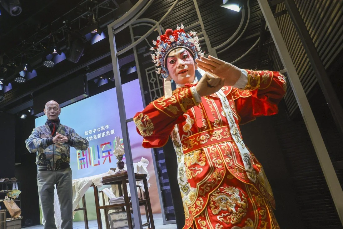 Seru... Robot Cantik dan Aktor di Opera Kanton Hong Kong-Image-1