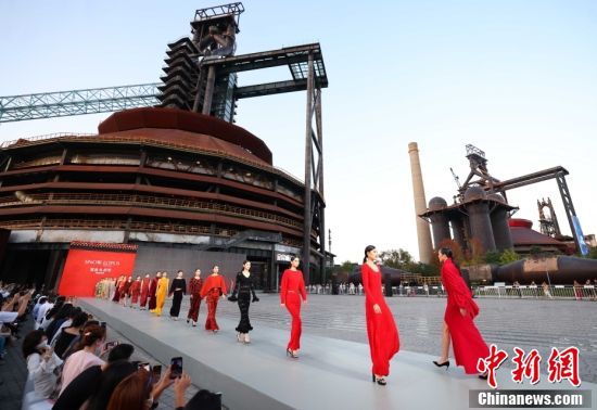 Peragaan Busana di Pameran Dagang Jasa Beijing-Image-1
