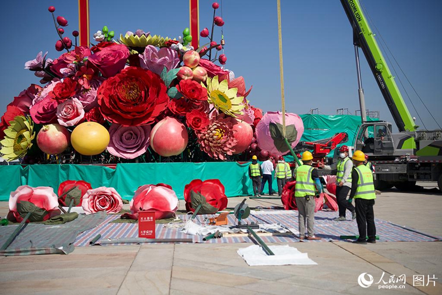 POTRET: Keranjang Bunga Raksasa di Lapangan Tian'anmen-Image-4