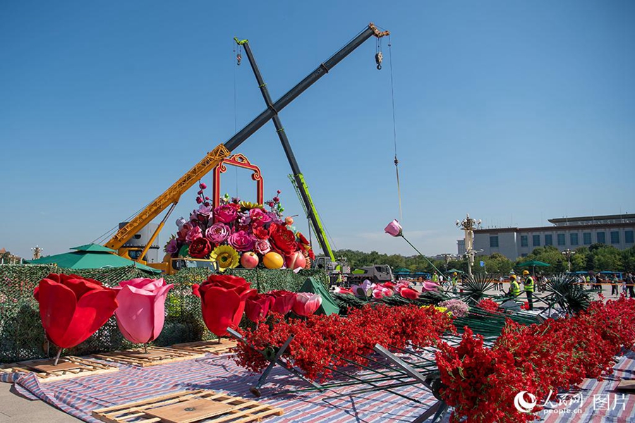 POTRET: Keranjang Bunga Raksasa di Lapangan Tian'anmen-Image-5