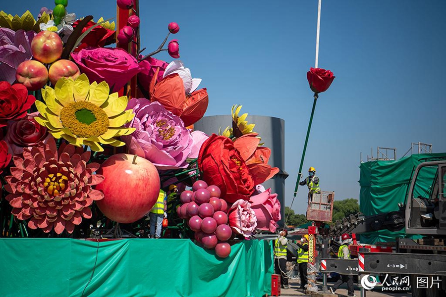 POTRET: Keranjang Bunga Raksasa di Lapangan Tian'anmen-Image-6