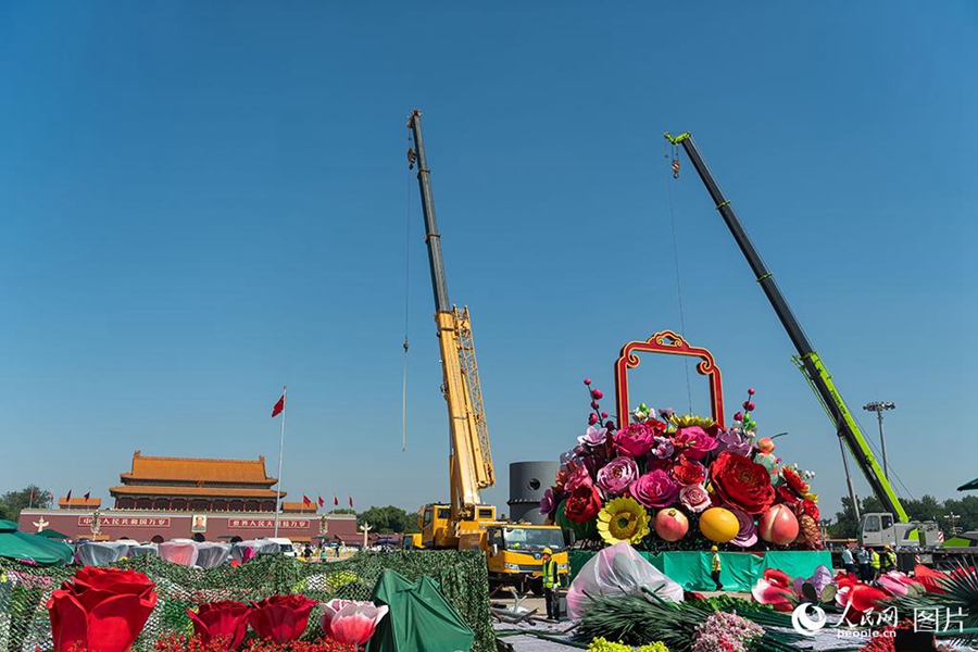 POTRET: Keranjang Bunga Raksasa di Lapangan Tian'anmen-Image-7