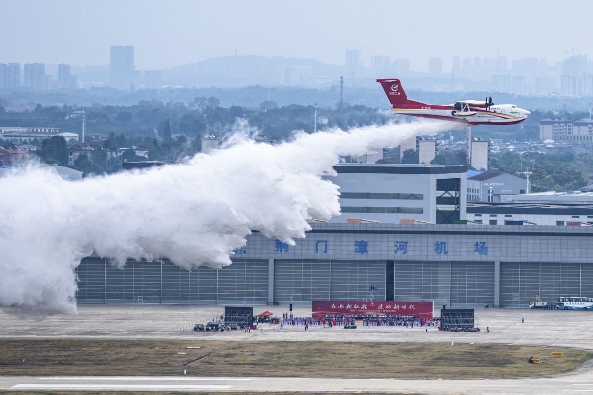 Pesawat Pemadam Kebakaran China Uji Injeksi Air-Image-1