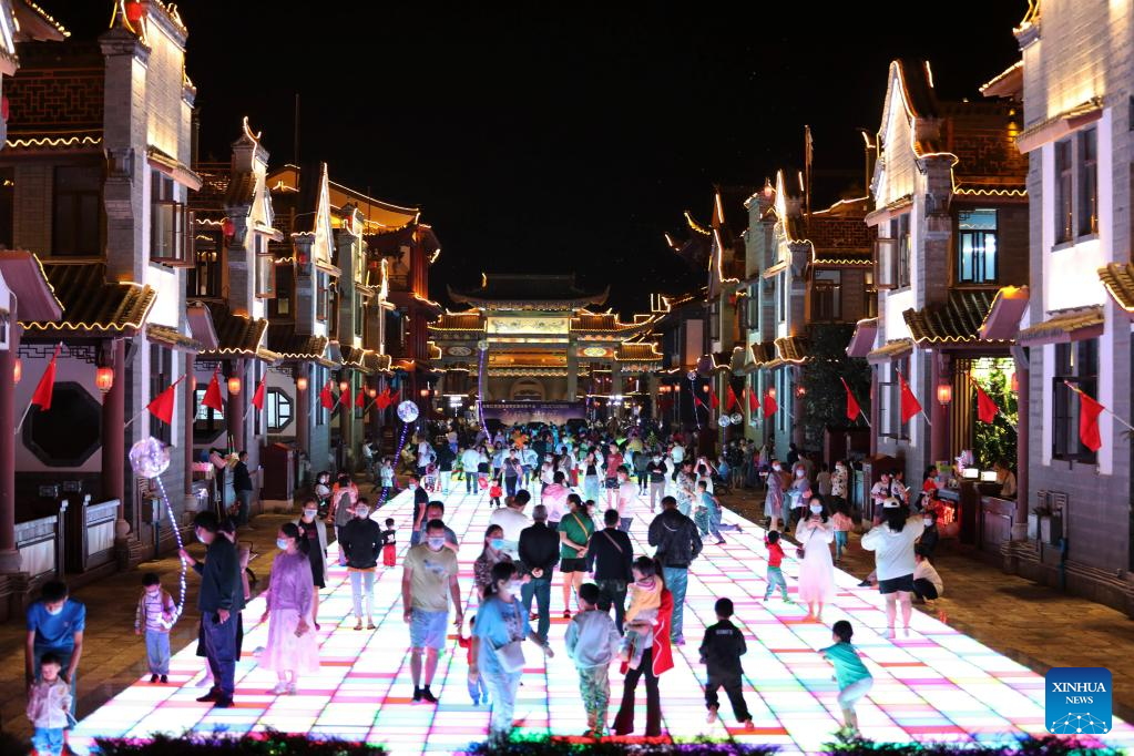 POTRET: Wisata Malam di Jianghua Yao-Image-5