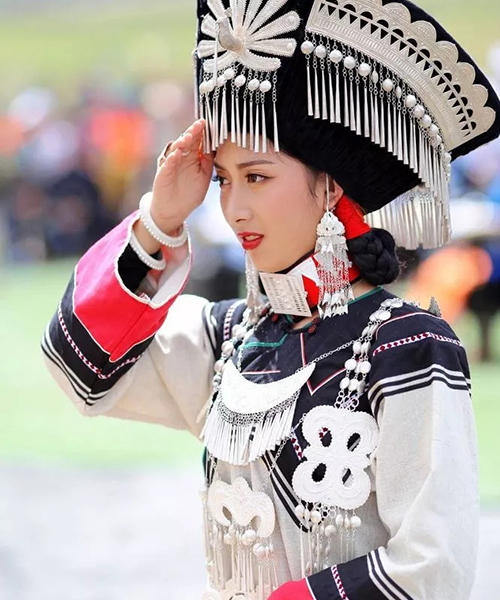 Betapa Cantik, Kostum Sulaman Suku Yi-Image-1