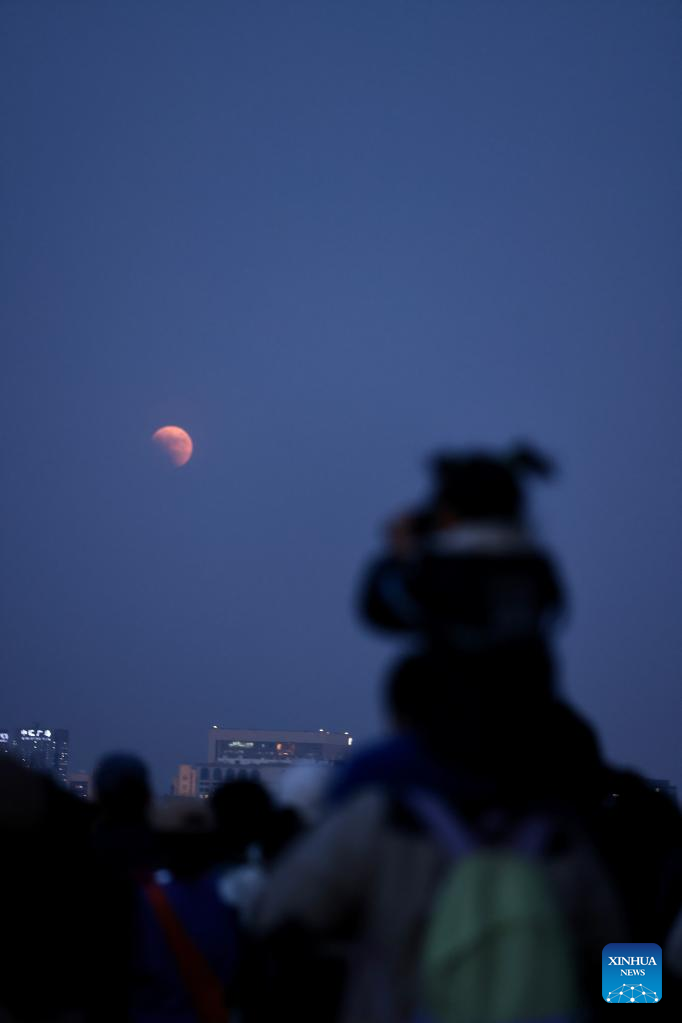 POTRET: Gerhana Bulan di Langit Beijing-Image-6