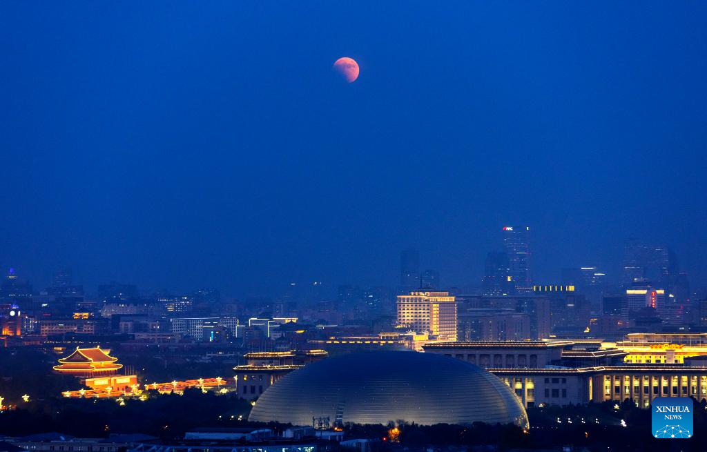 POTRET: Gerhana Bulan di Langit Beijing-Image-1