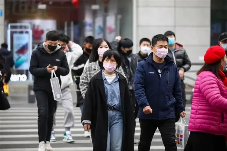 Warga China Kembali Wajib Pakai Masker-Image-1