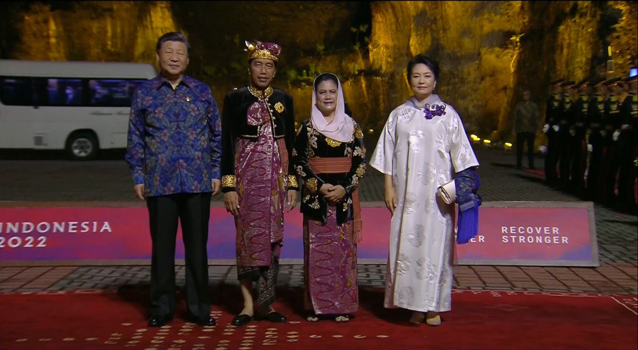 Xi Jinping-Peng Liyuan Hadiri Gala Dinner di Bali Pakai Batik-Image-1