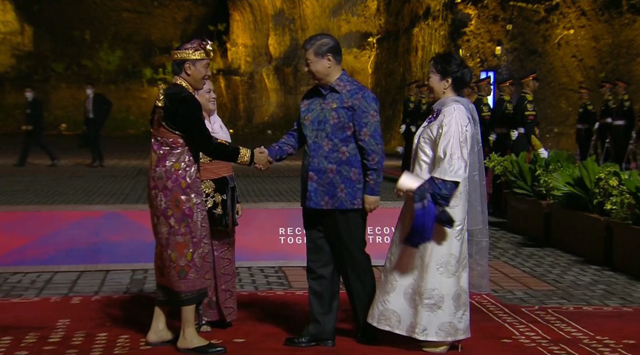 Xi Jinping-Peng Liyuan Hadiri Gala Dinner di Bali Pakai Batik-Image-2