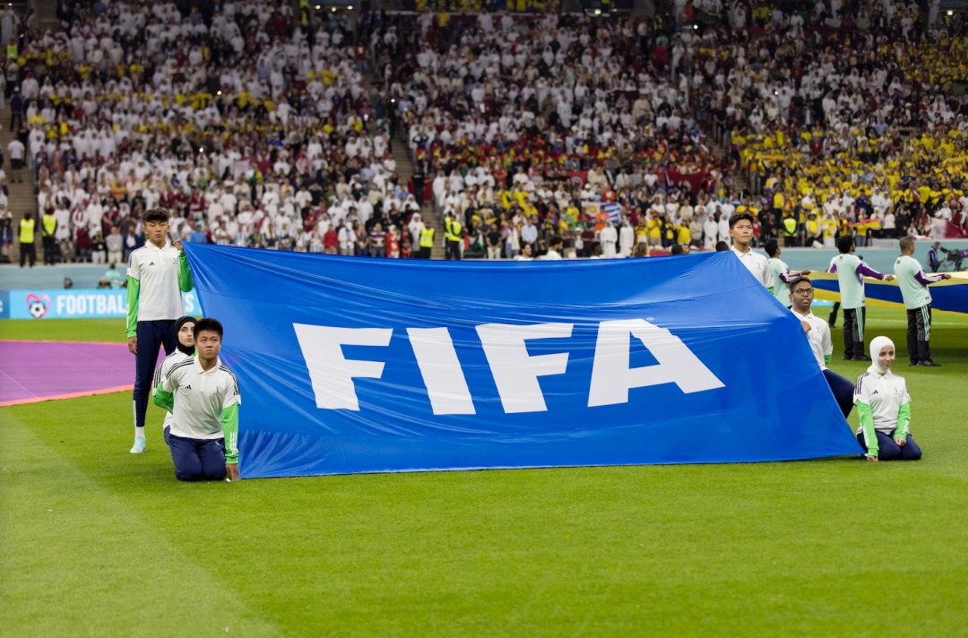3 Bocah China Bawa Bendera FIFA di Piala Dunia Qatar-Image-1