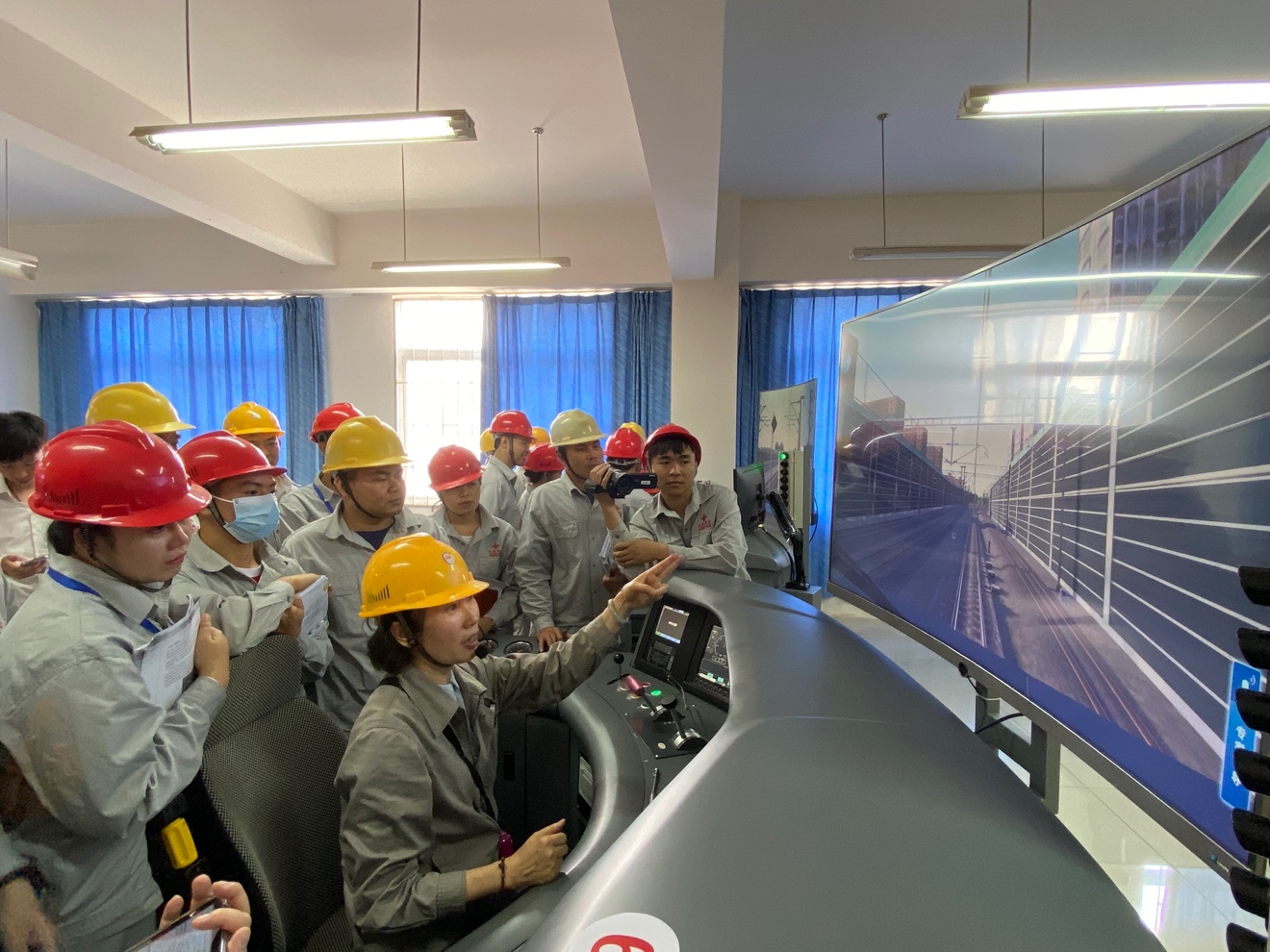 Pelajar Laos Belajar Teknologi KA di Kunming-Image-1