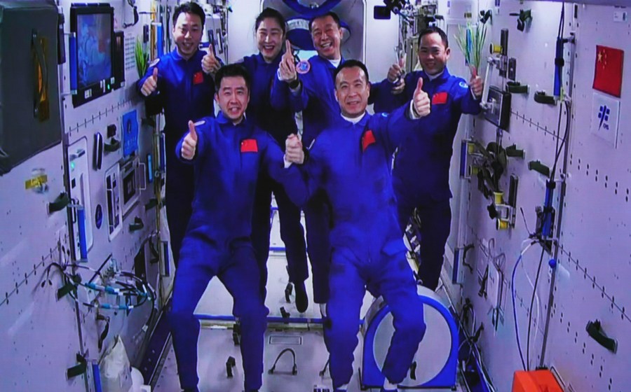 Astronot Shenzhou-14 China Kembali ke Bumi-Image-1