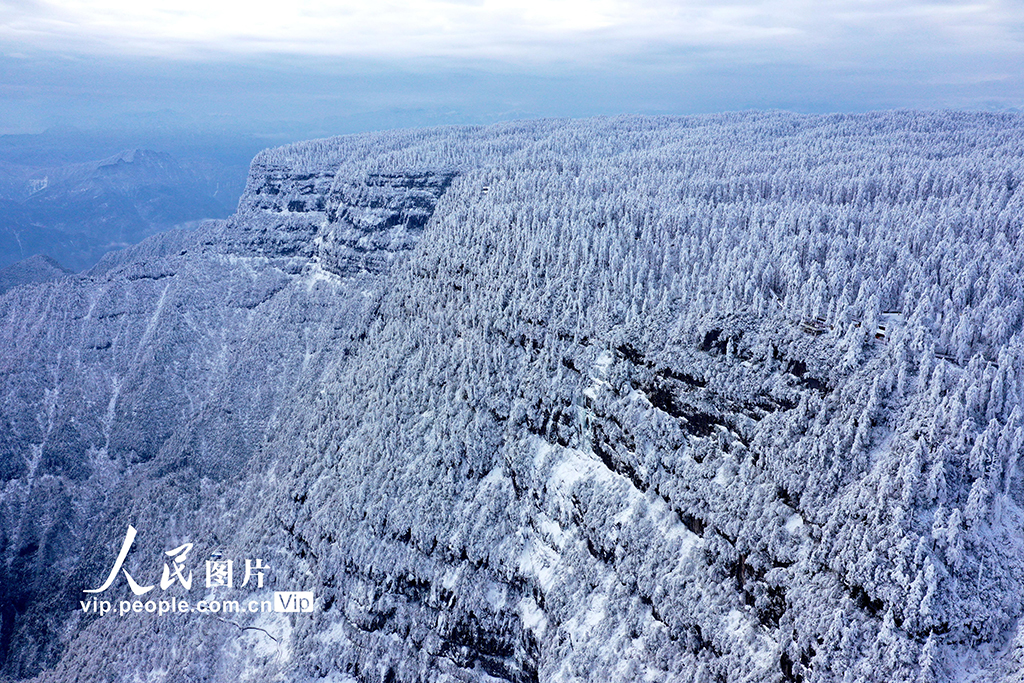 POTRET Taman Nasional Gunung Wawu Dihiasi Salju-Image-4