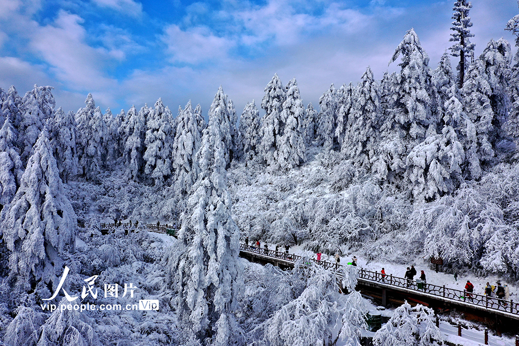 POTRET Taman Nasional Gunung Wawu Dihiasi Salju-Image-5