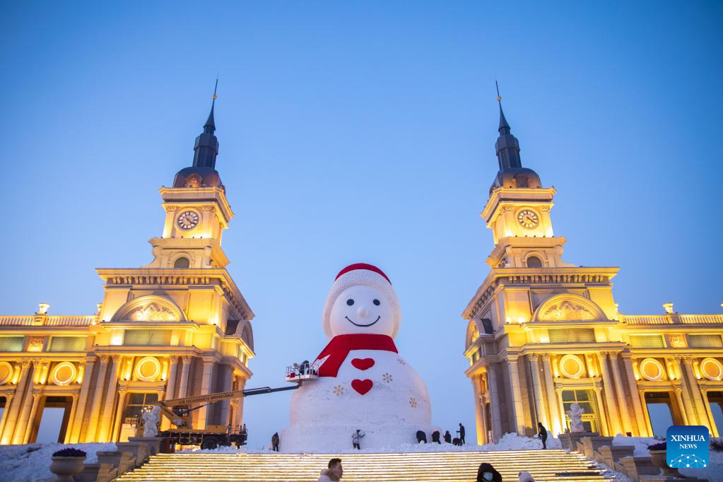 POTRET Manusia Salju 18 Meter Jadi Landmark Harbin-Image-1