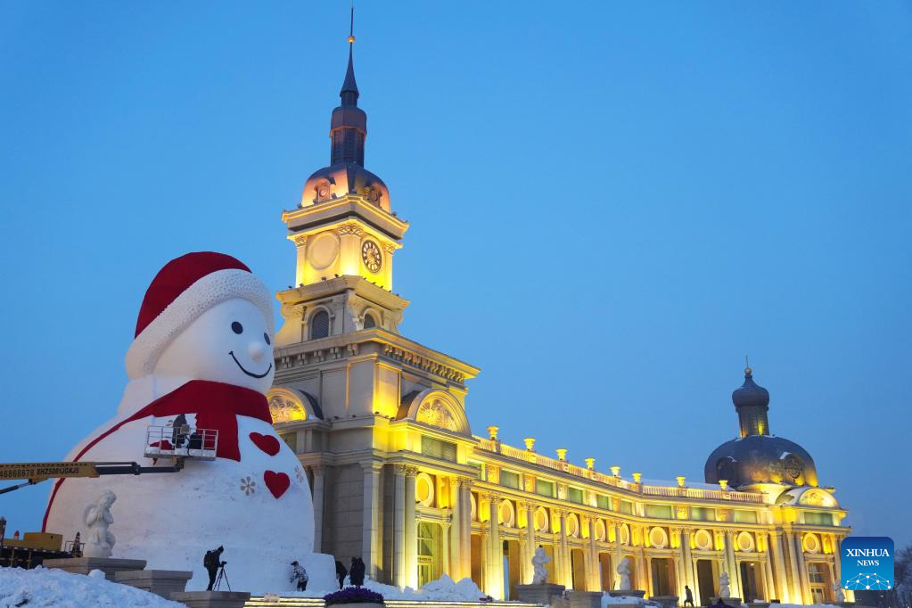 POTRET Manusia Salju 18 Meter Jadi Landmark Harbin-Image-8