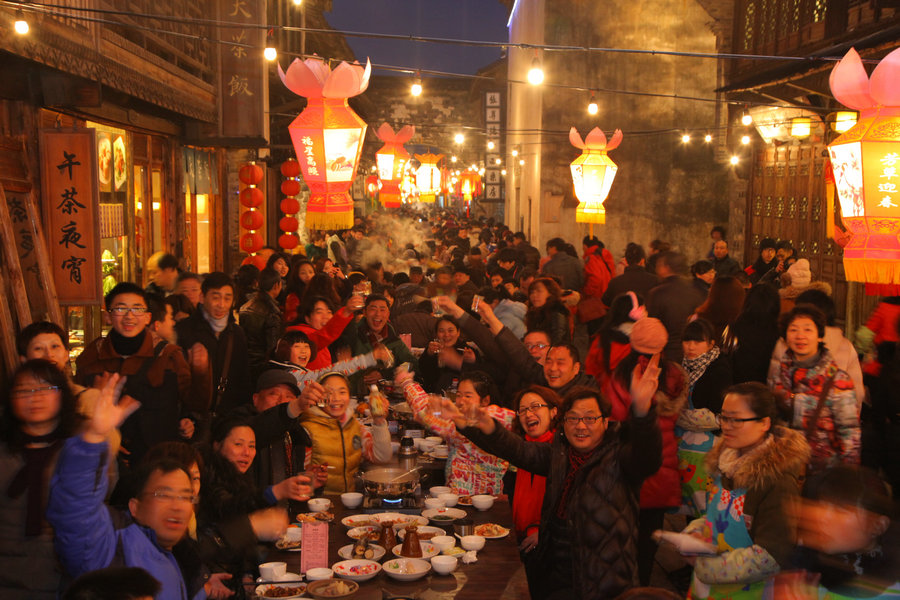 Kota Kuno Wuzhen Gelar Pesta Imlek di Atas Air-Image-1