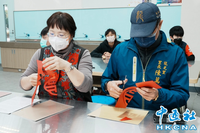 POTRET Anak Taiwan Potong Kertas Sambut Imlek-Image-1