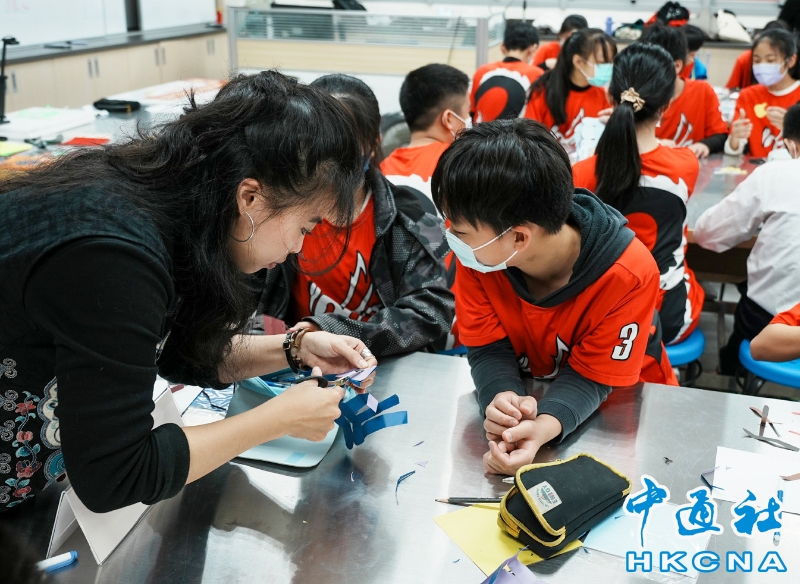 POTRET Anak Taiwan Potong Kertas Sambut Imlek-Image-3