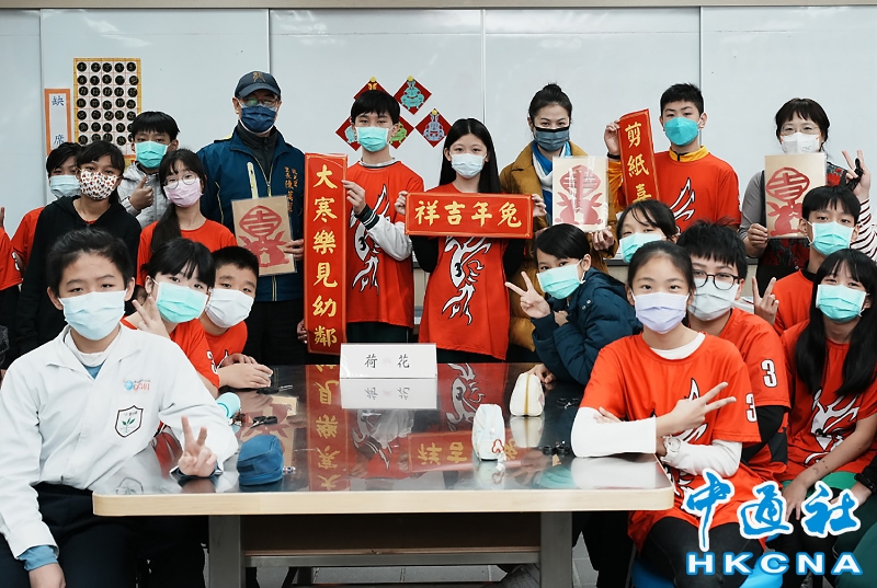 POTRET Anak Taiwan Potong Kertas Sambut Imlek-Image-4
