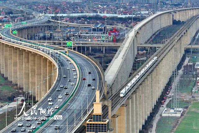 POTRET Jembatan Yangtze Husutong Sarana Libur Imlek-Image-3