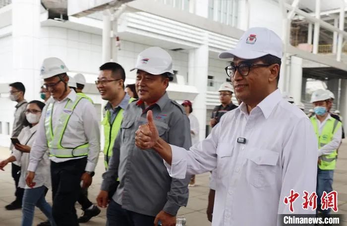 Menhub Budi Gong Xi Fa Chai di KA Cepat Jkt-Bdg-Image-1