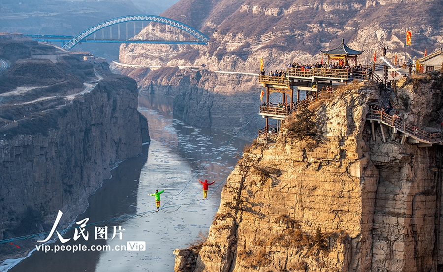 Atraksi Meniti Tali di Ketinggian 157 Meter di Hejin-Image-1