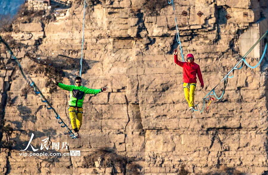 Atraksi Meniti Tali di Ketinggian 157 Meter di Hejin-Image-2