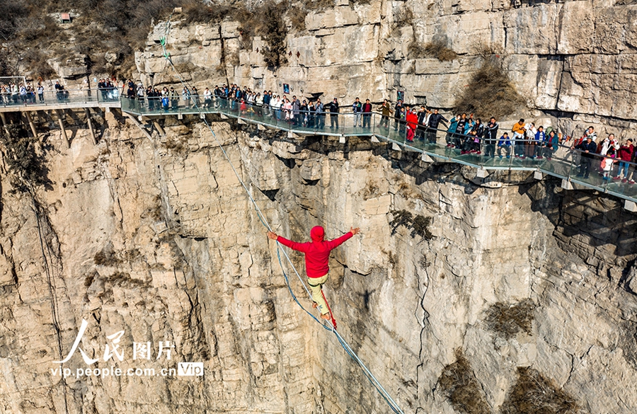 Atraksi Meniti Tali di Ketinggian 157 Meter di Hejin-Image-4