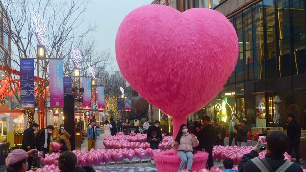 POTRET Balon Love Hari Valentine di Shanghai-Image-2