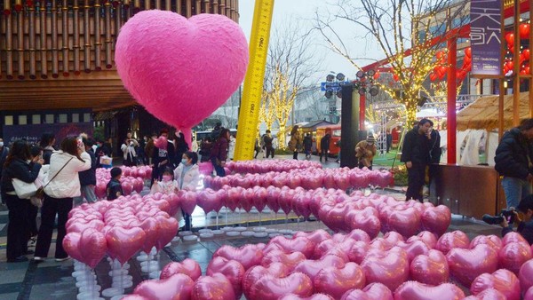 POTRET Balon Love Hari Valentine di Shanghai-Image-4