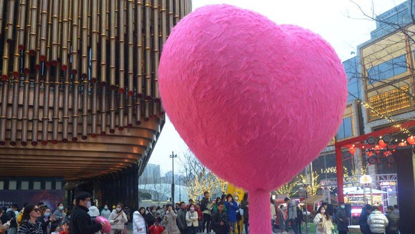 POTRET Balon Love Hari Valentine di Shanghai-Image-5