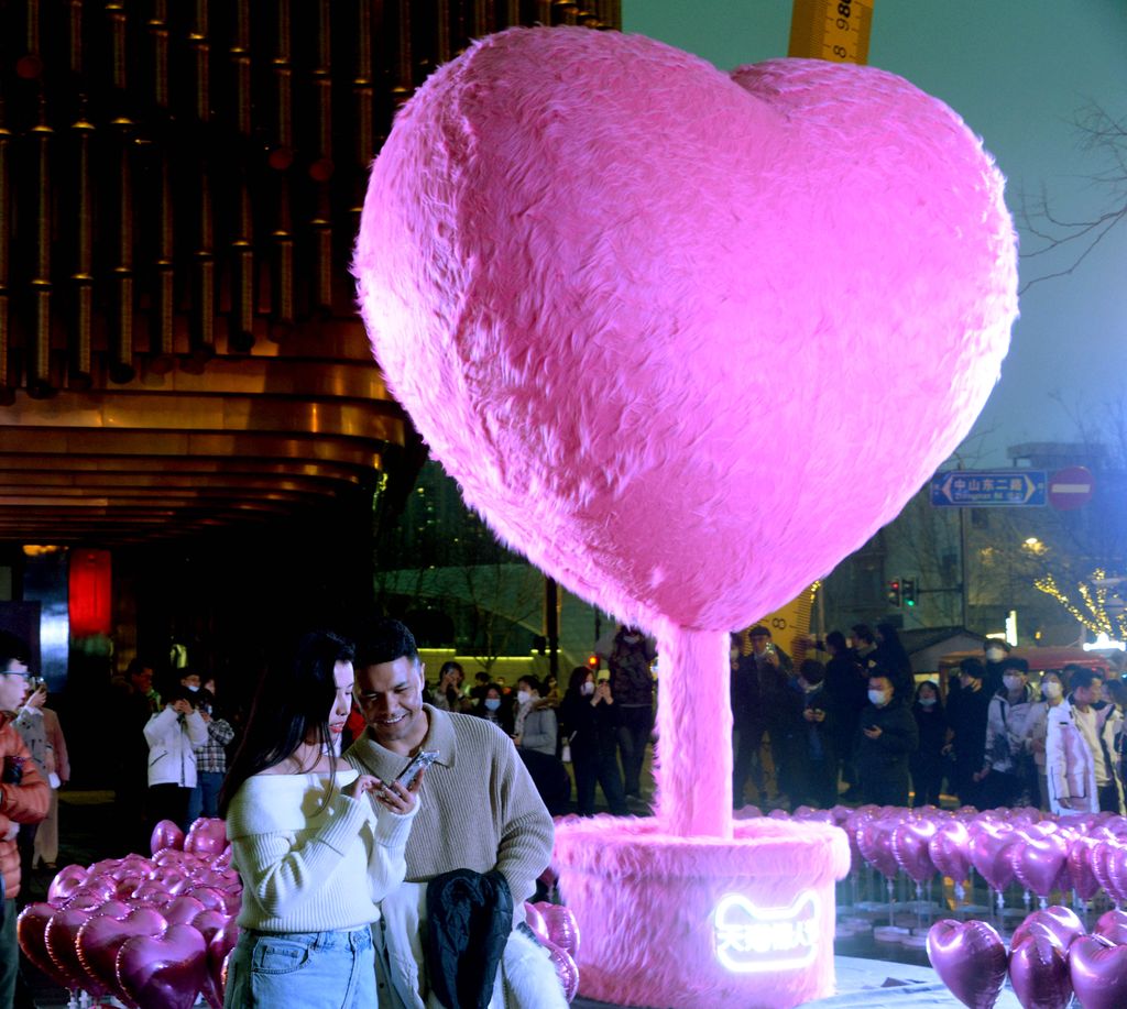 POTRET Balon Love Hari Valentine di Shanghai-Image-6