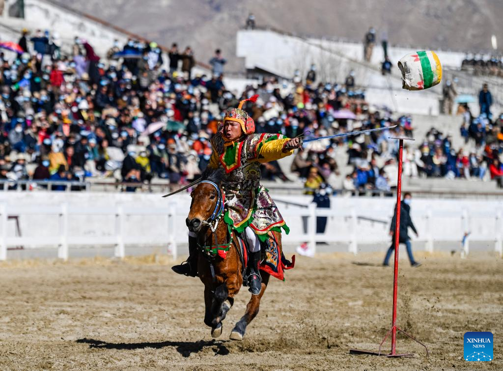 POTRET Serunya Pertunjukan Berkuda di Lhasa-Image-4