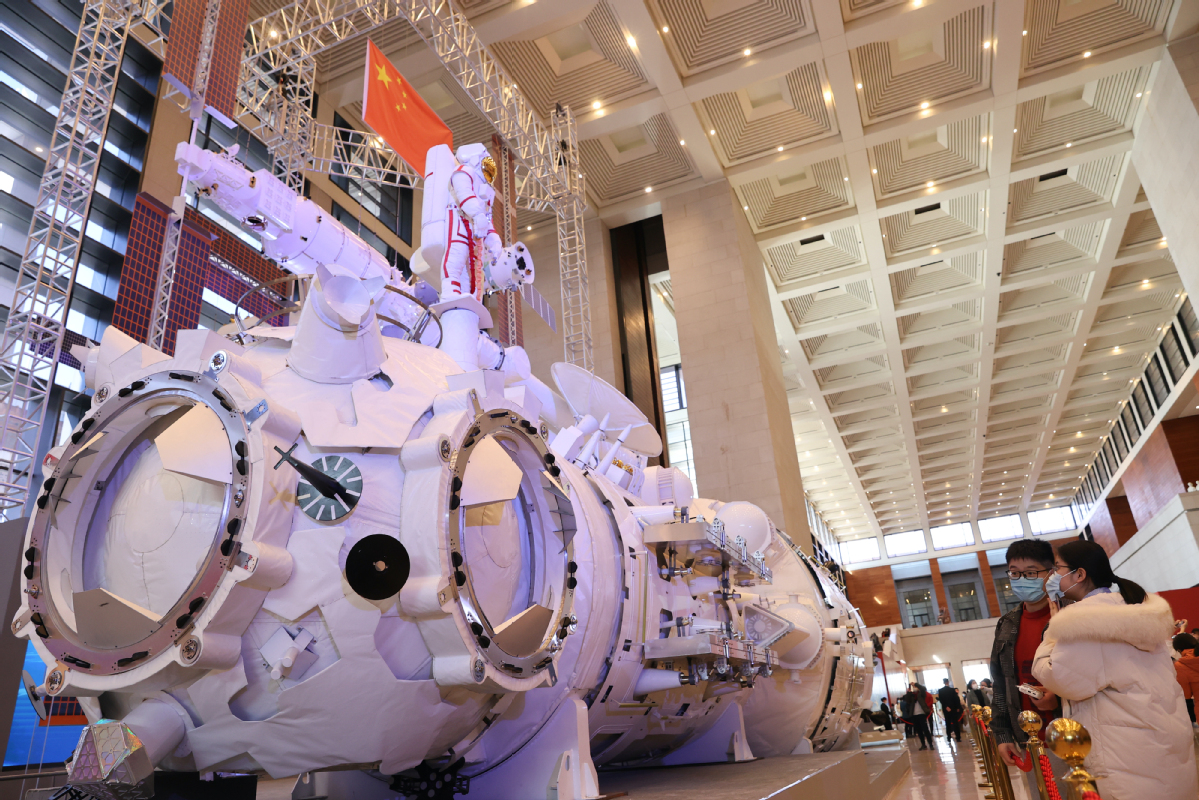 POTRET : Pameran Luar Angkasa Beijing Bawa Pengunjung Kagumi Stasiun Luar Angkasa Tiongkok-Image-5