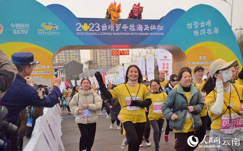 Potret Maraton Lewat Kebun Bunga Rapeseed di Qujing-Image-3