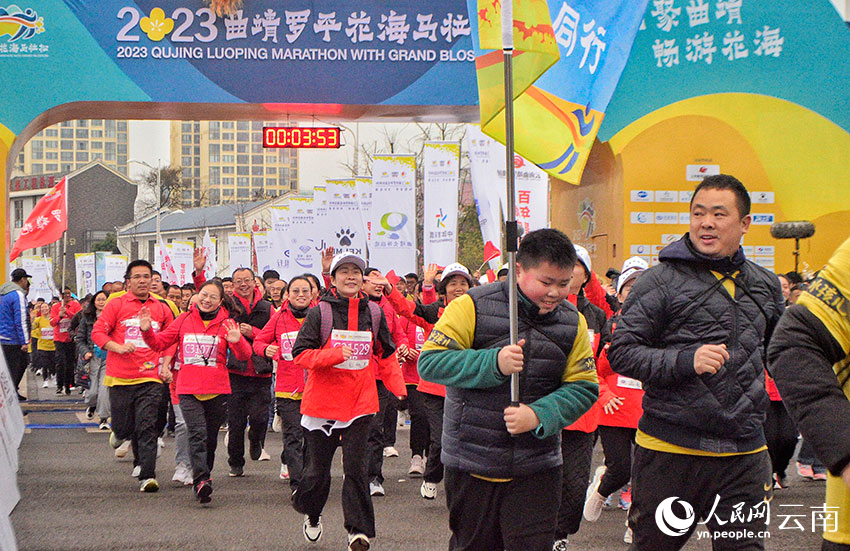 Potret Maraton Lewat Kebun Bunga Rapeseed di Qujing-Image-1