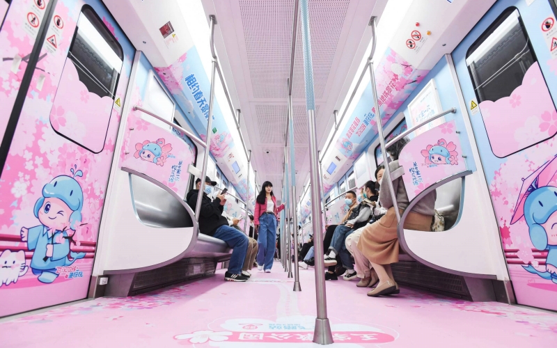 Kereta Metro Tema Bunga Sakura Debut di Wuhan-Image-4